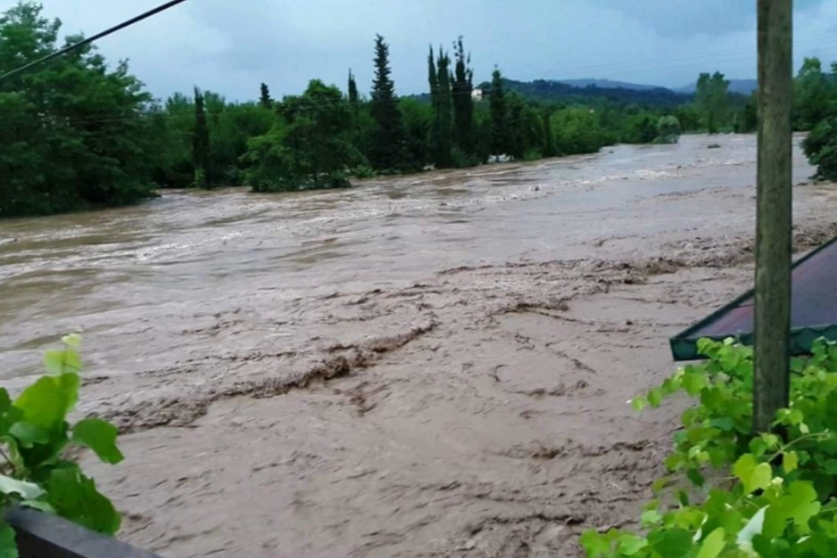 Qusarçay məcrasını dəyişib, evlər təhlükə altında qalıb