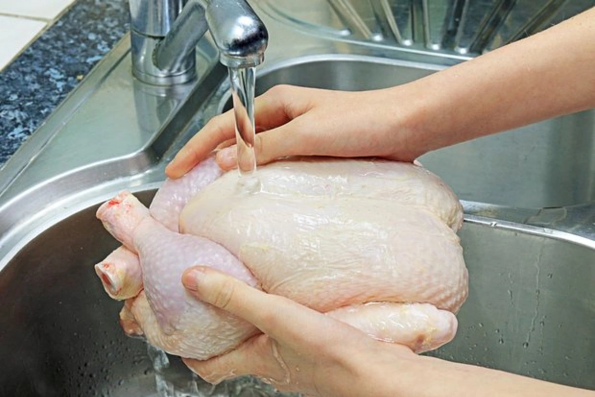 Мытье сырой курицы оказалось смертельно опасным
