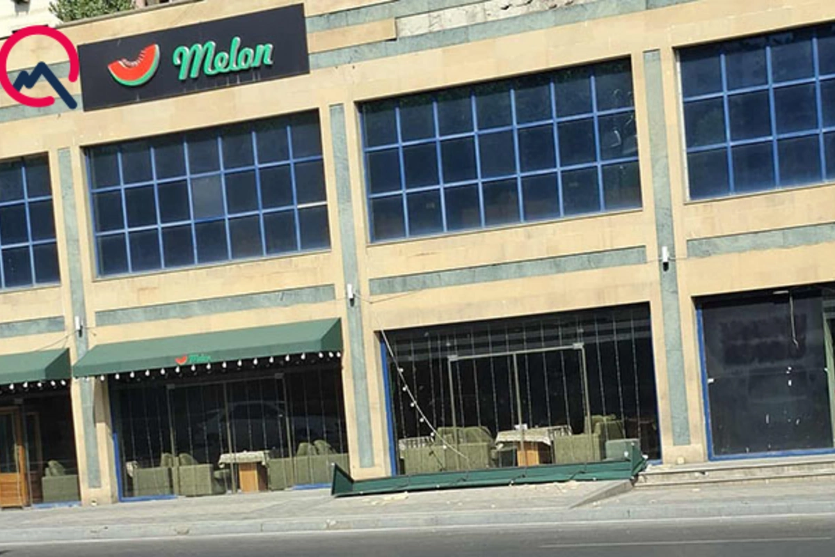 Bakıda restoranın reklam lövhəsi uçdu - Üzlük daşları yola dağıldı