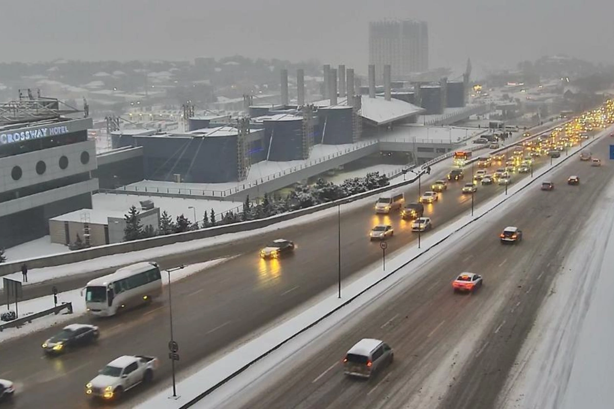 В Баку на ряде улиц и проспектов затруднено движение транспорта