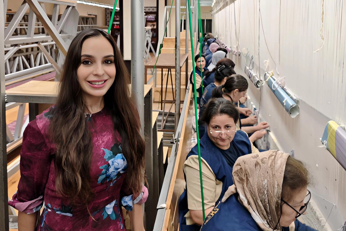 Leyla Əliyeva Şuşa məscidi üçün hazırlanan dünya xalçaçılıq tarixinin ən böyük dairəvi xalçası ilə tanış olub Leyla Əliyeva Şuşa məscidi üçün hazırlanan dünya xalçaçılıq tarixinin ən böyük dairəvi xalçası ilə tanış olub