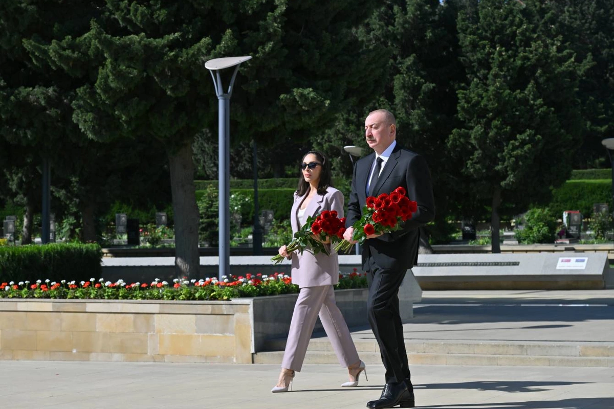 Президент и первая леди почтили память погибших в борьбе за Победу над фашизмом