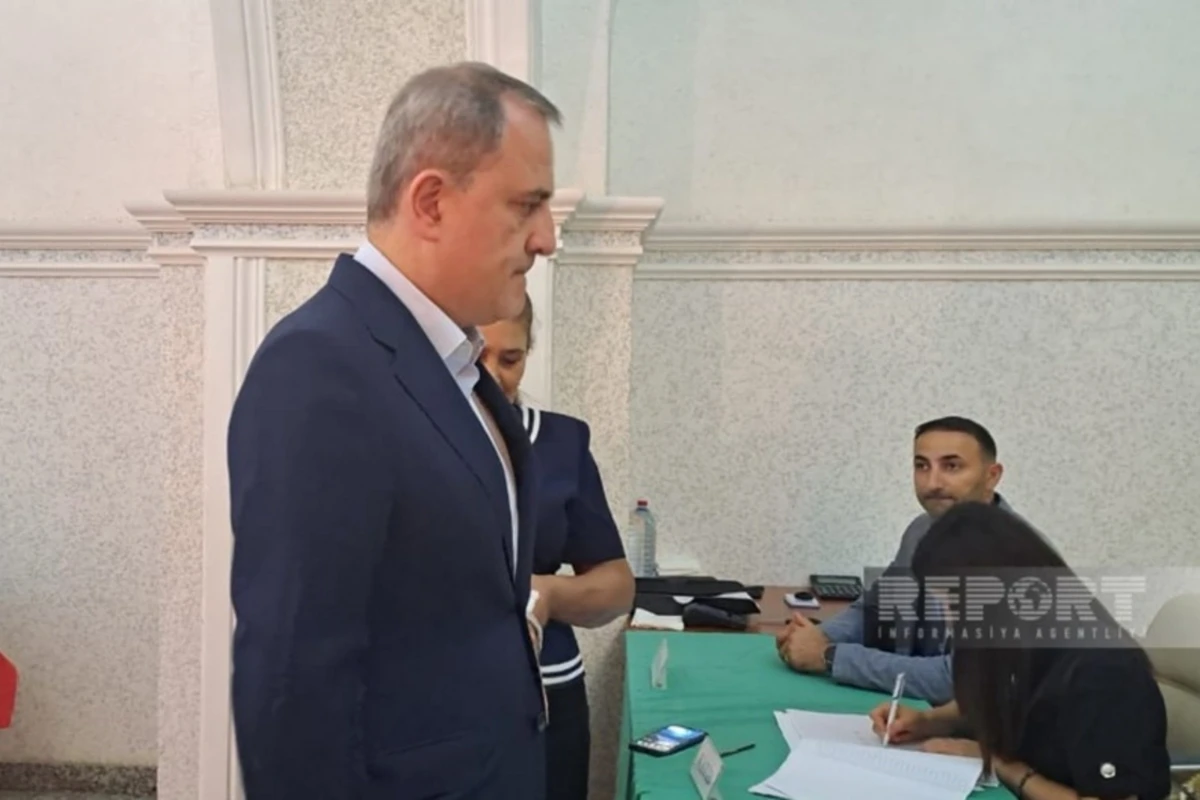 Глава МИД Азербайджана проголосовал на выборах в Милли Меджлис