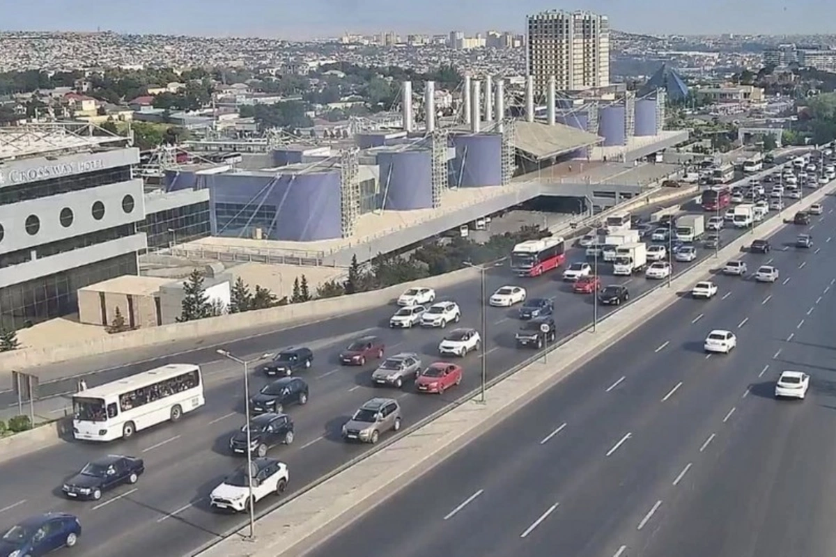 Bakının bir sıra yollarında tıxac yaranıb Bakının bir sıra yollarında tıxac yaranıb