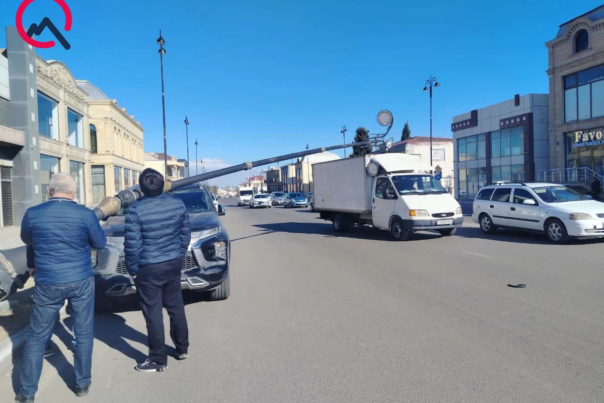 Gəncədə işıq dirəyi 2 avtomobilin üzərinə aşdı