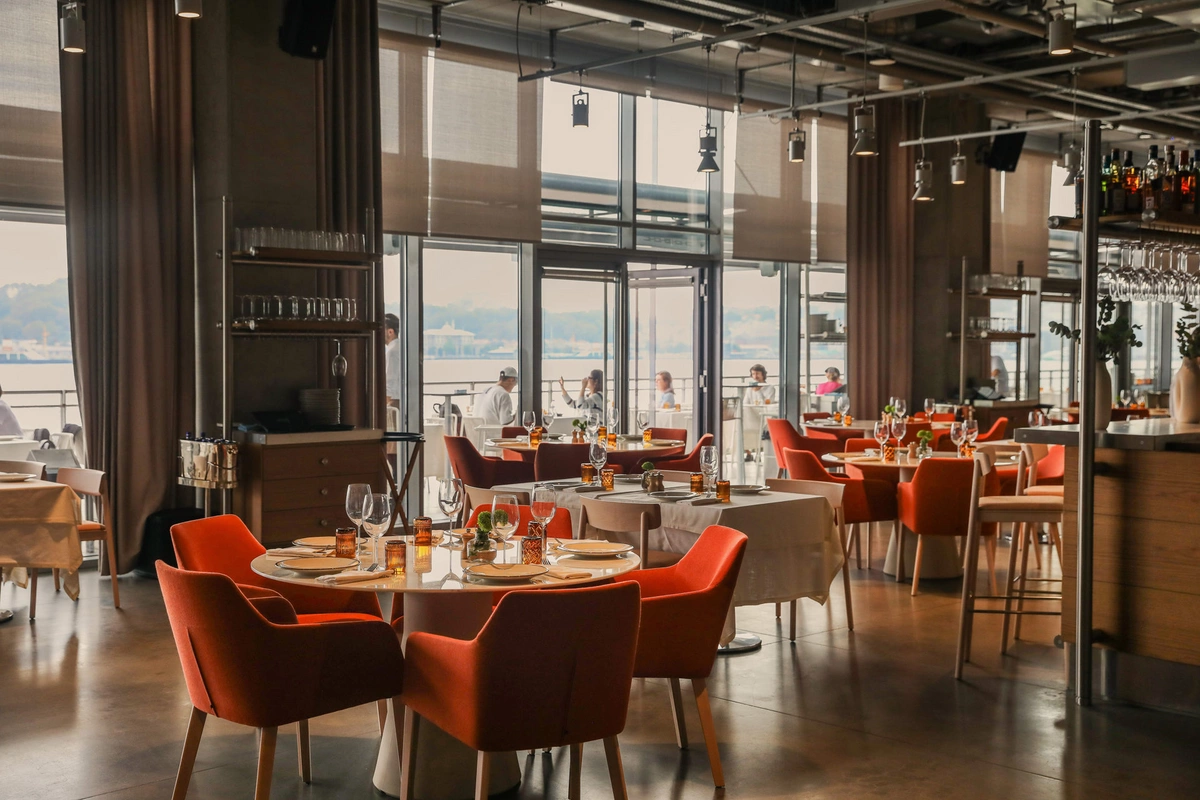 Bakıda məşhur restoran işçilərin maaşını vermir?