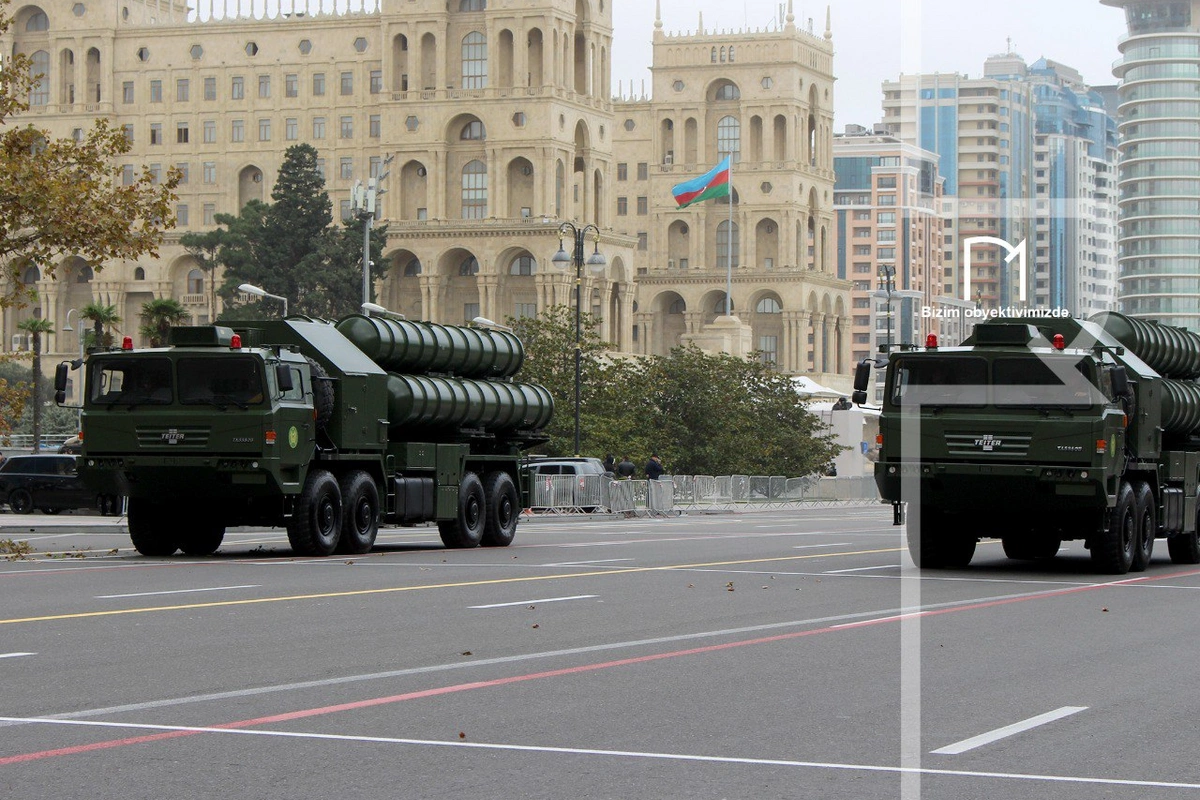 Bakıda hərbi paradda Çindən alınan HQ-9B havadan müdafiə sistemləri nümayiş etdirilib