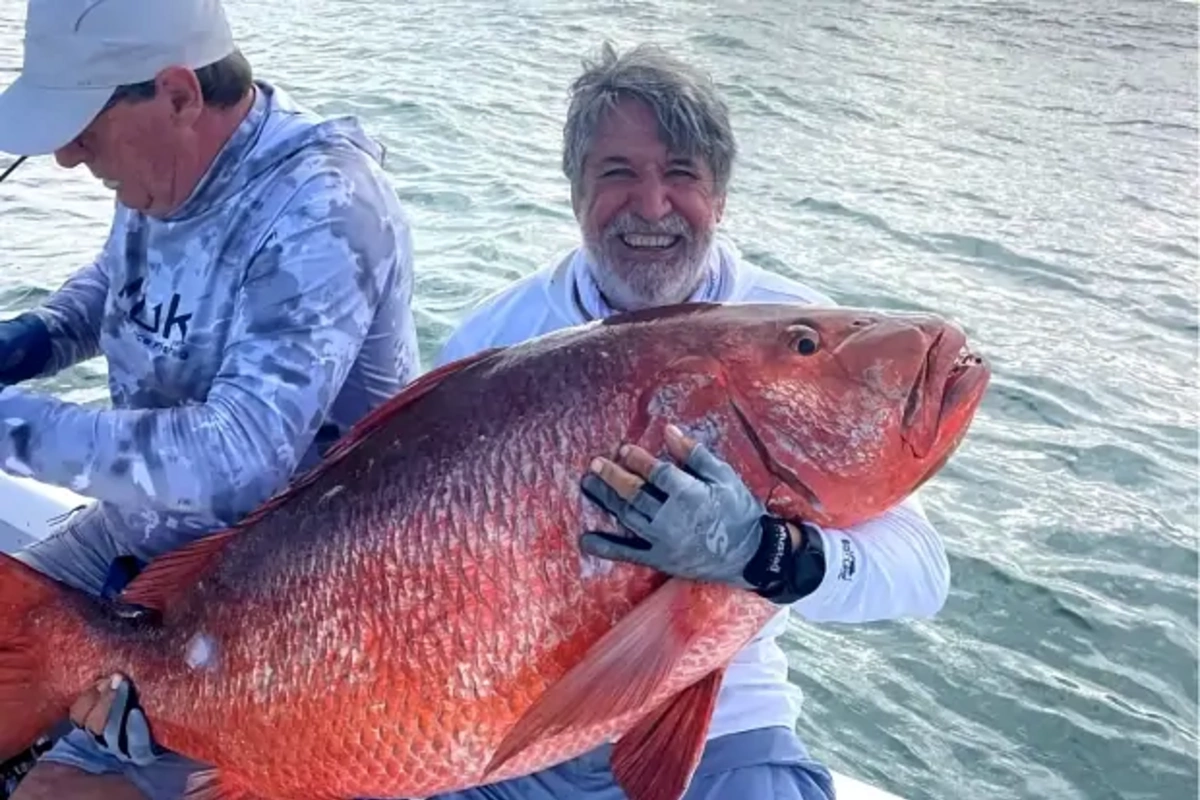 Panama resident caught a cubera snapper 126 centimeters long and broke the world record