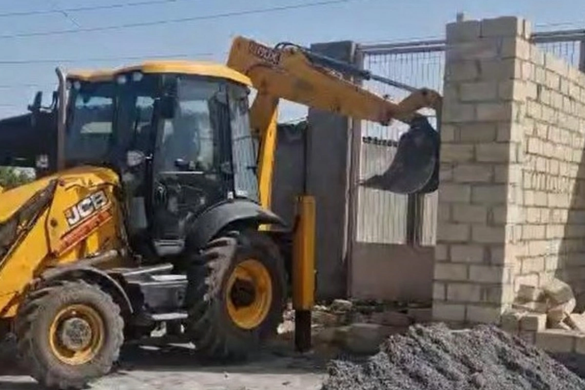 Şəmkirdə qanunsuz tikililər sökülüb Şəmkirdə qanunsuz tikililər sökülüb