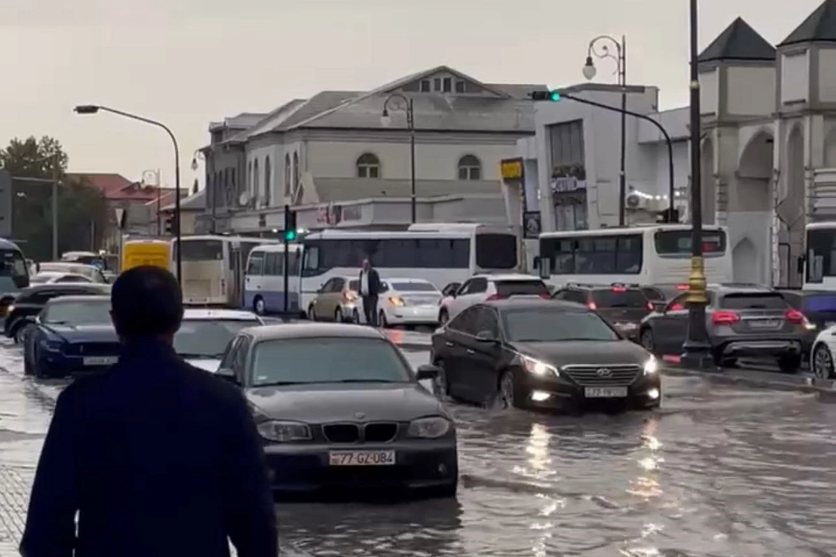 Biləcəridə yağışdan sonra bu yolu su basıb