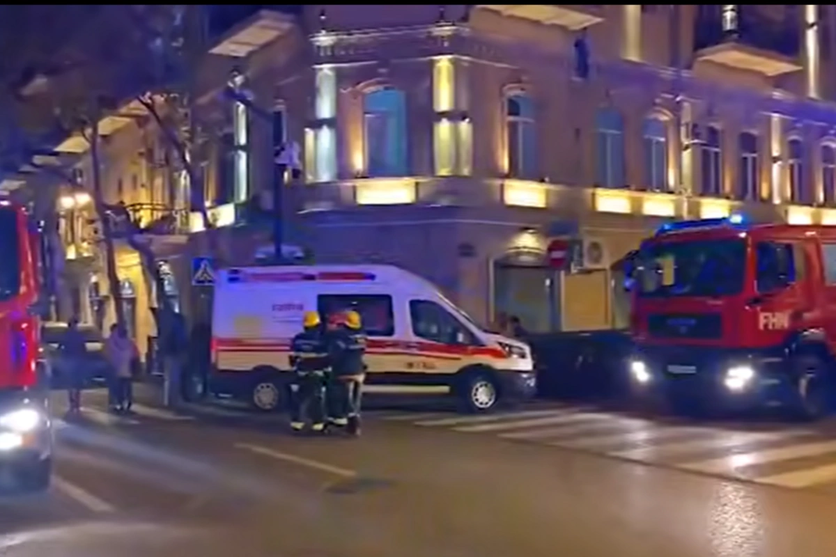 В Баку произошел пожар в жилом доме: обнаружено тело владелицы квартиры