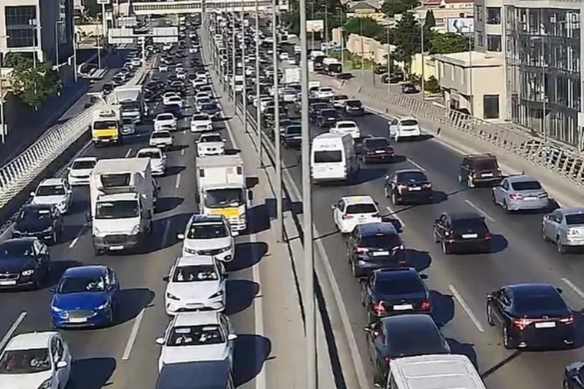 Paytaxtın bəzi küçələrində sıxlıq müşahidə olunur