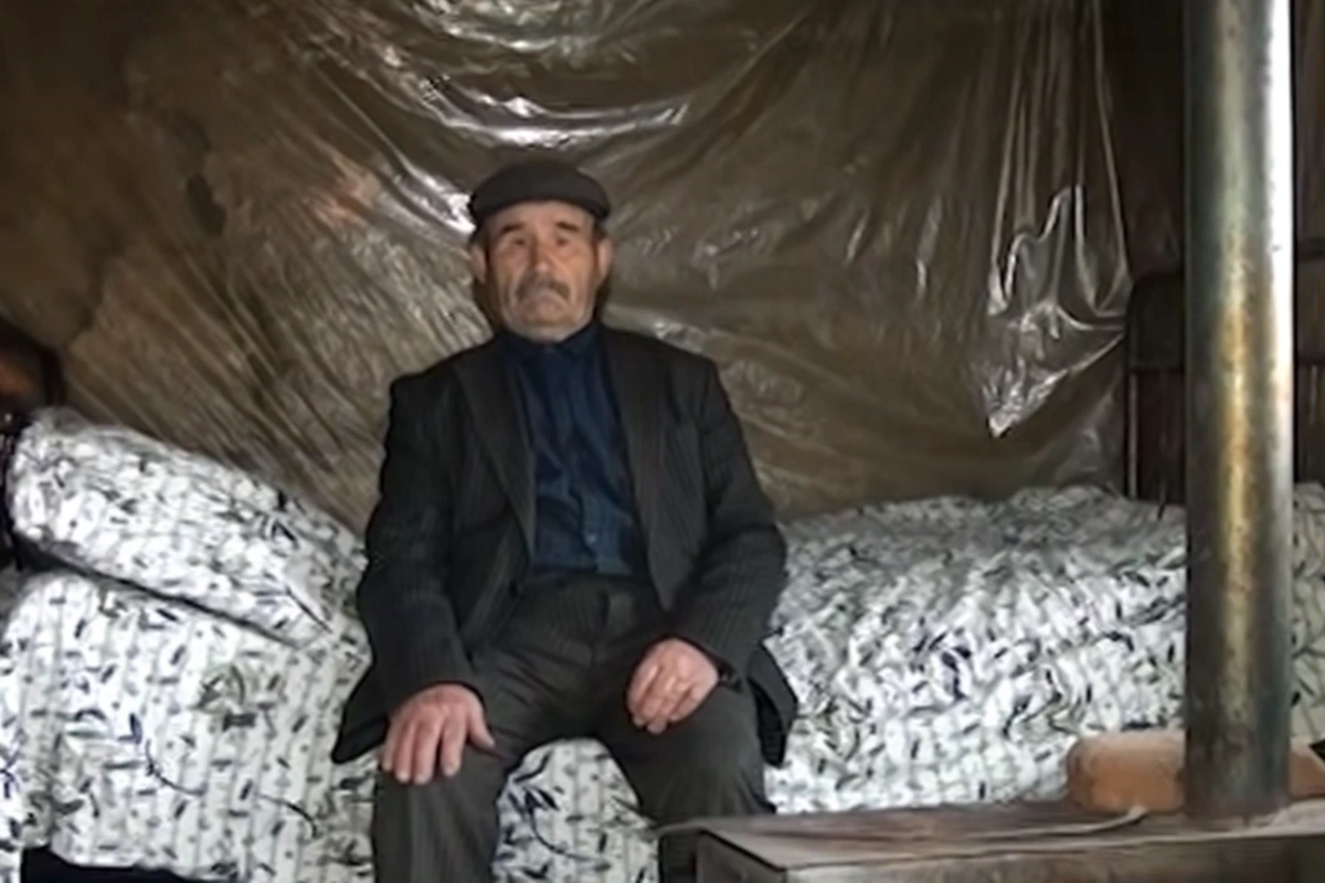 Hədiyyə bəhanəsi ilə oğurluq: Goranboyda 81 yaşlı kişini aldadıblar