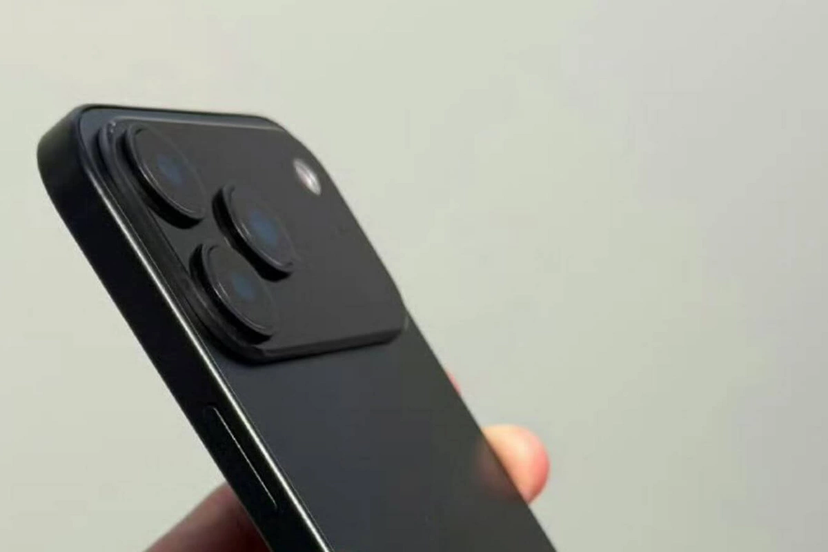 В сеть слили фото iPhone 17 Pro в руках тестировщика В сеть слили фото iPhone 17 Pro в руках тестировщика