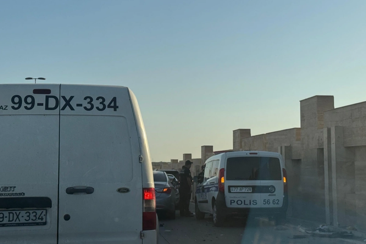 Bakıda ağır qəza: Toyota Camry yol kənarındakı beton hasara çırpılıb Bakıda ağır qəza: Toyota Camry yol kənarındakı beton hasara çırpılıb