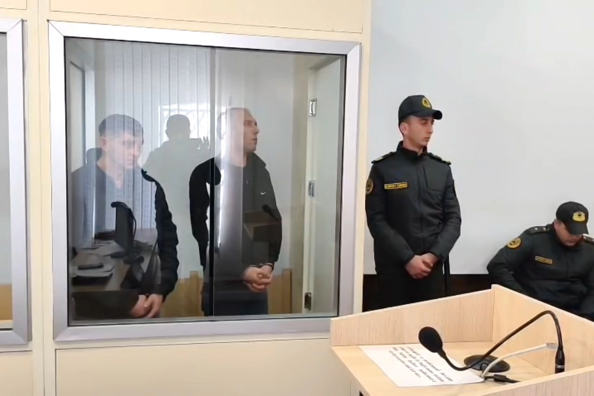 12 il əvvəl Rusiyada qadını zorlayaraq öldürənlər Bakıda hakim qarşısına çıxarılıblar