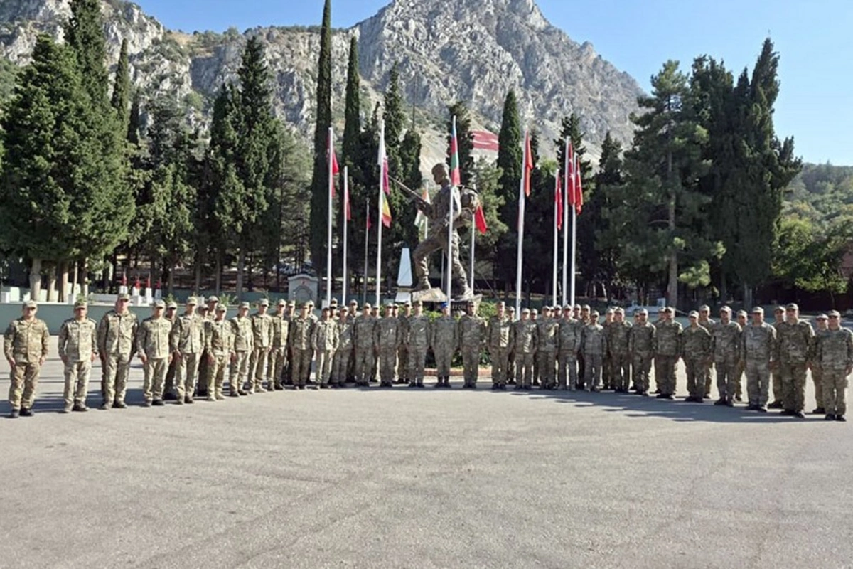 Əlahiddə Ümumqoşun Ordunun hərbi qulluqçuları Türkiyədə keçirilən komando kursunda iştirak edirlər