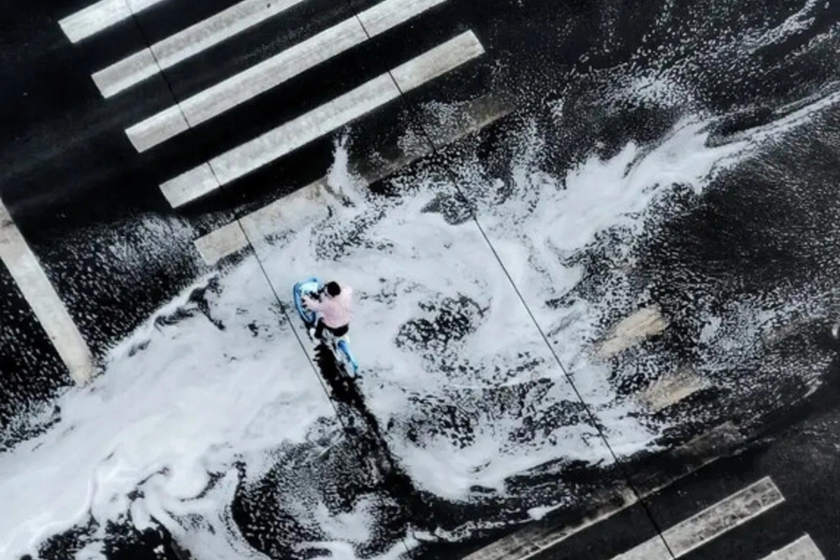 İranda neft anbarlarına hücumdan sonra zəhərli yağış xəbərdarlığı