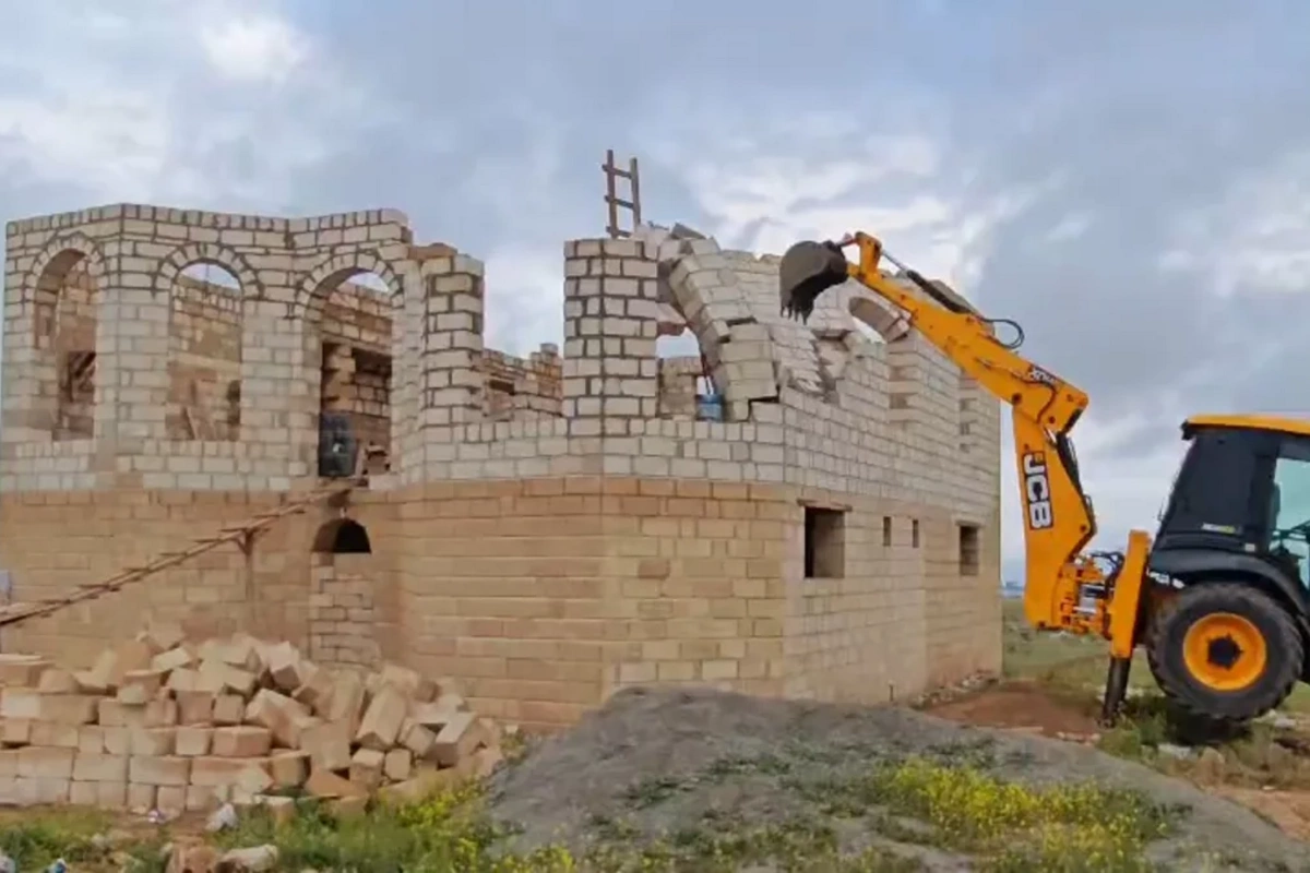 Gəncədə qanunsuz inşa olunan tikililər sökülüb