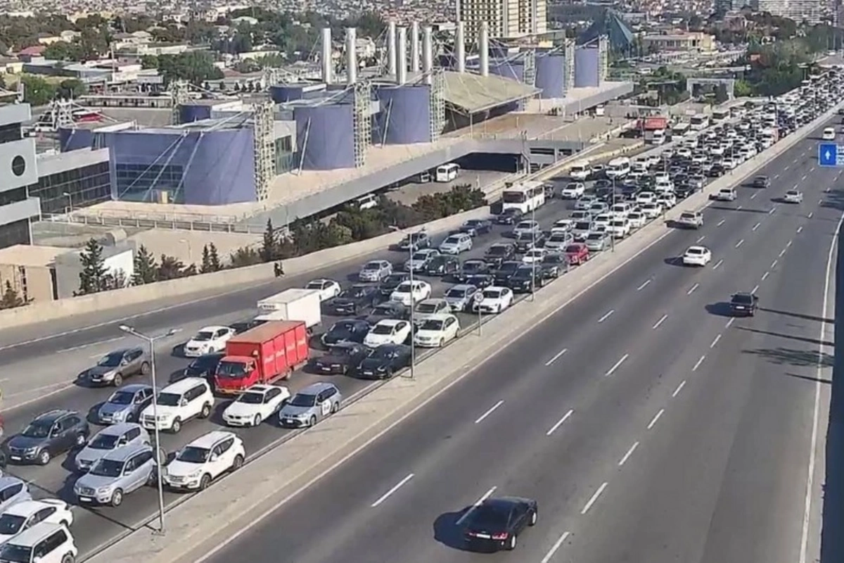 Bakının bir sıra yollarında tıxac yaranıb Bakının bir sıra yollarında tıxac yaranıb