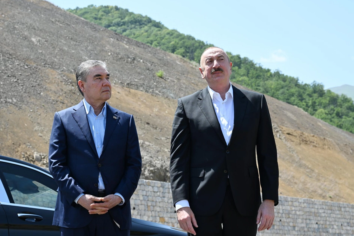 İlham Əliyev və Qurbanqulu Berdiməhəmmədov Daşaltı kəndinin fonunda şəkil çəkdiriblər