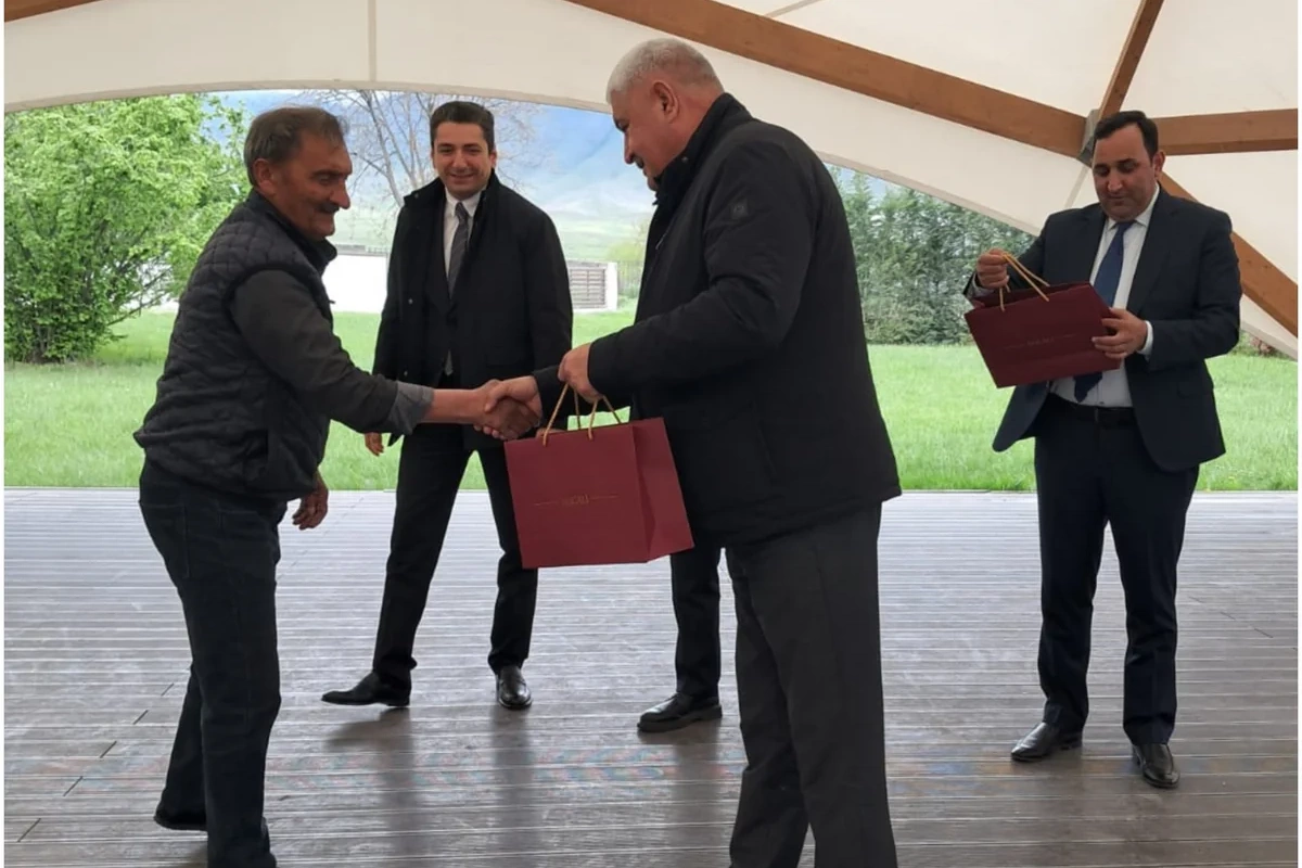 Ağdərənin Aşağı Oratağ kəndinə köçən 6 ailəyə mənzillərinin açarları təqdim olunub