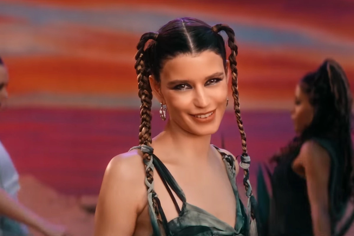 Beren Saatın bəyənilməyən klipi 2 milyon izlənildi