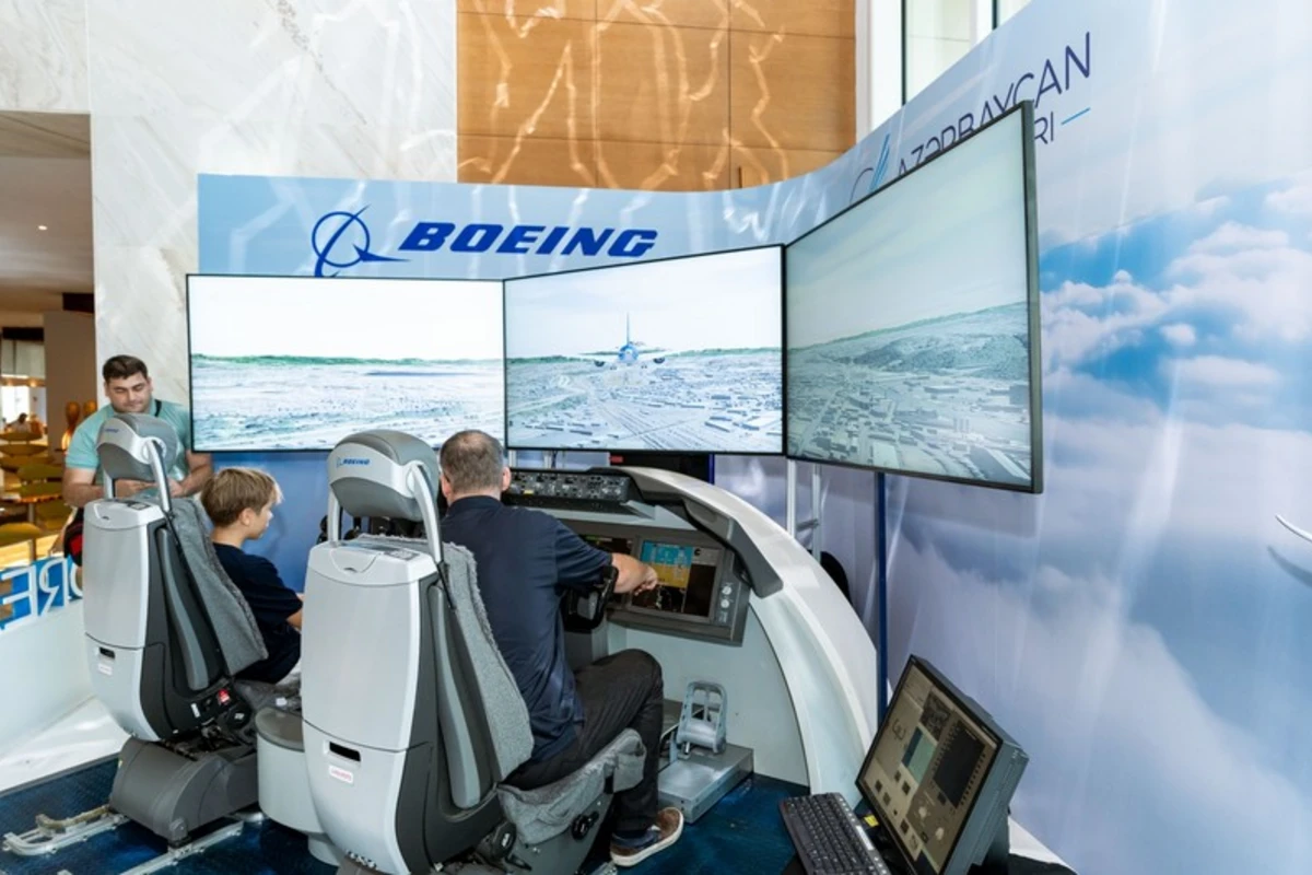 AZAL Bakıda Boeing 787 Dreamliner uçuş simulyatorunu nümayiş etdirir AZAL Bakıda Boeing 787 Dreamliner uçuş simulyatorunu nümayiş etdirir