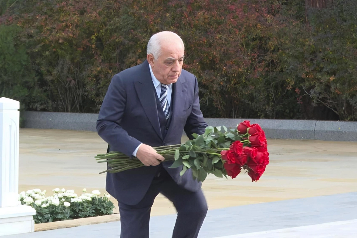 Əli Əsədov Fəxri xiyabanda Heydər Əliyevin məzarını ziyarət edib