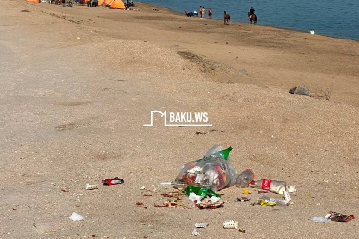 Отдыхающие превратили бесплатный пляж в Бильгя в мусорный полигон