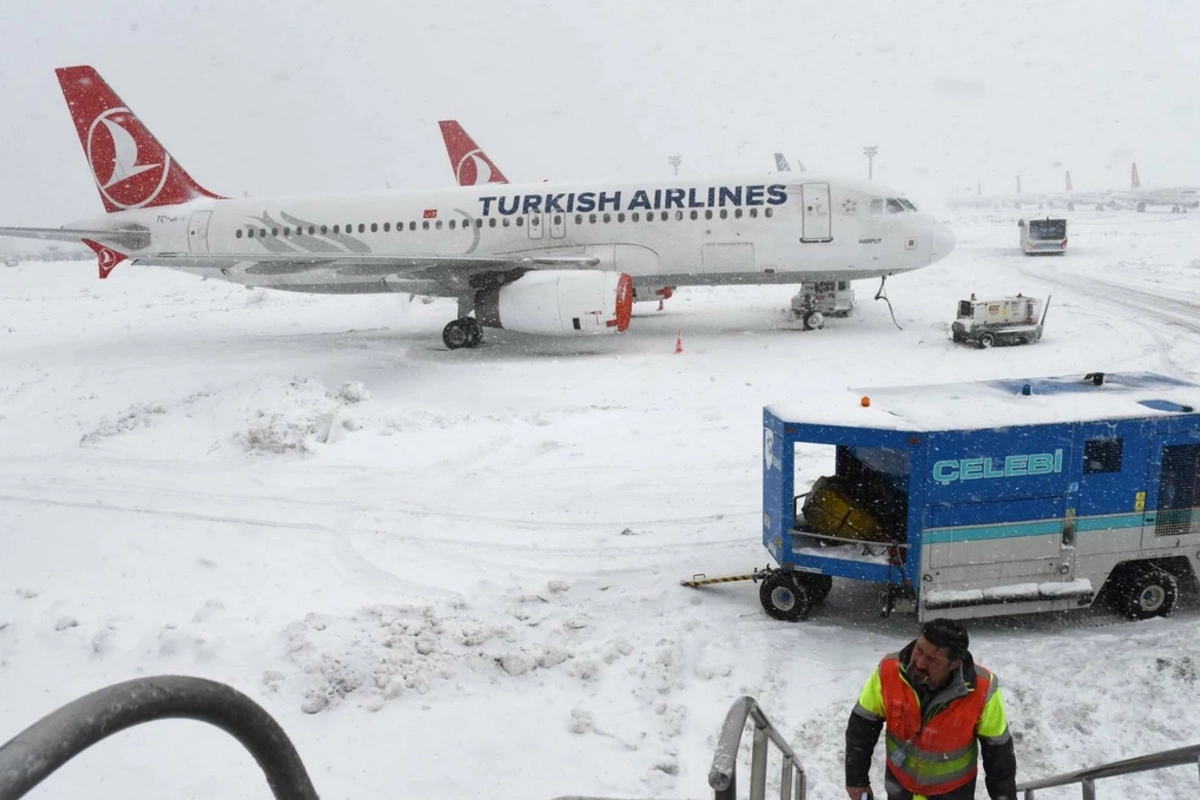 İstanbulda uçuşlar ləğv edildi