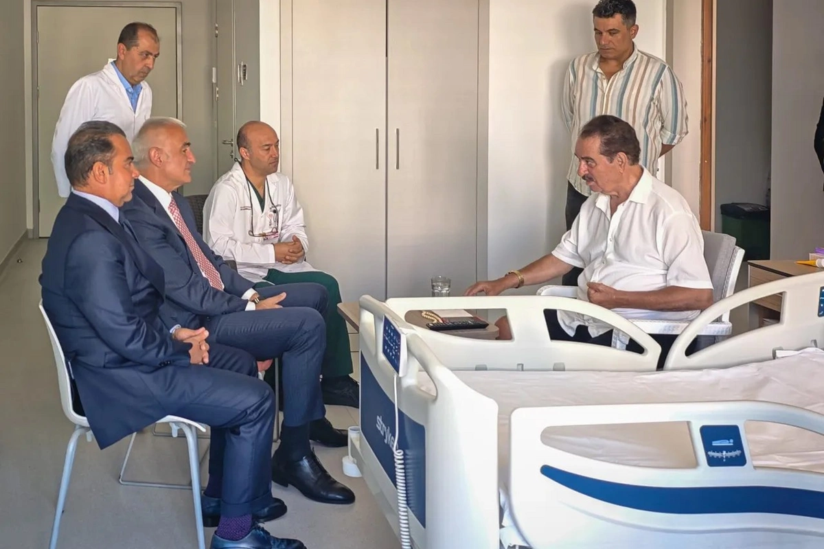 Türkiyəli nazir İbrahim Tatlısesi xəstəxanada ziyarət etdi