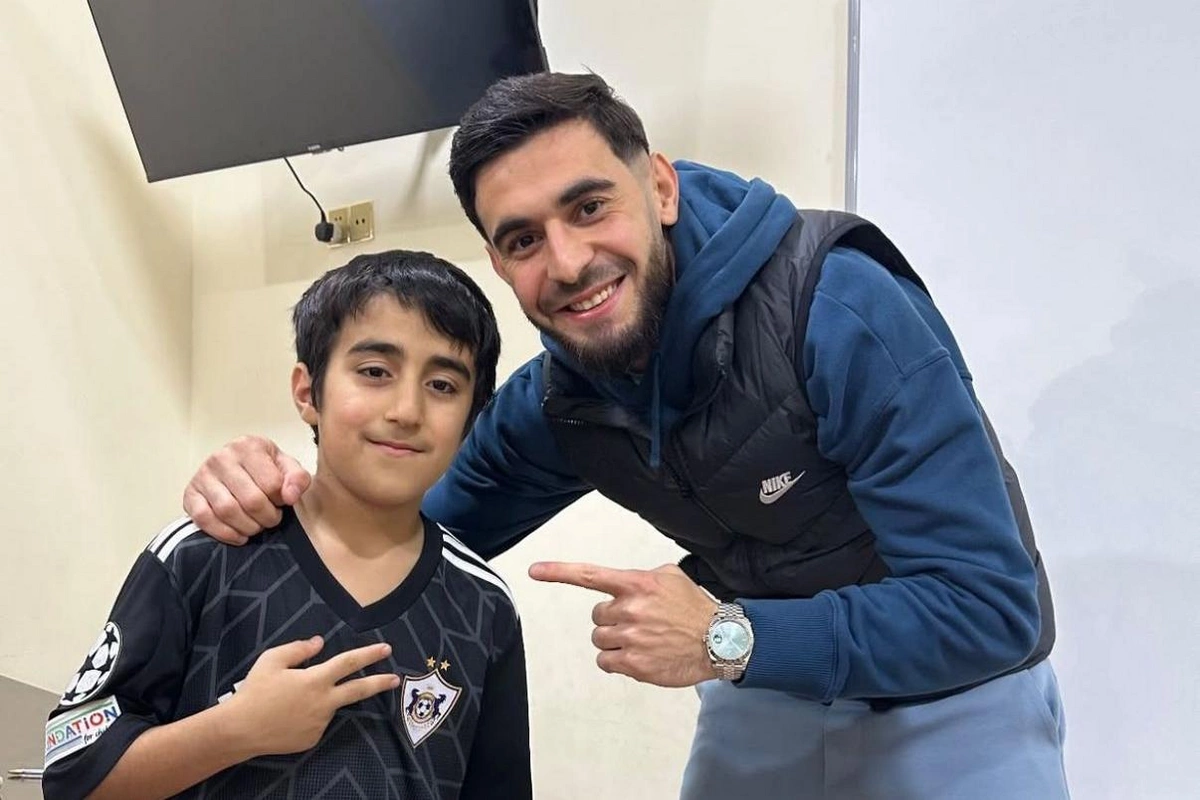 Elvin Cəfərquliyev sığınacaqda Qarabağın oyununu tək izləyən Əkbərlə görüşüb