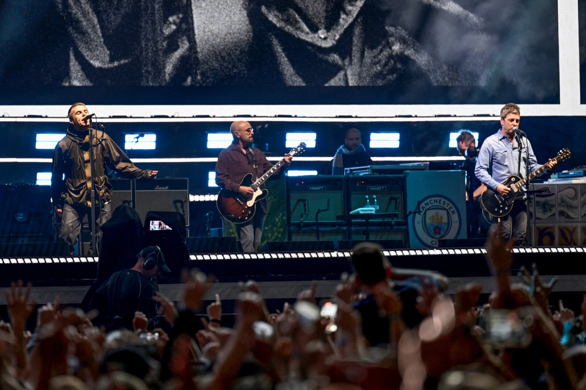 Oasis на первом за 16 лет концерте посвятили песню погибшему футболисту Ливерпуля Жоте Oasis на первом за 16 лет концерте посвятили песню погибшему футболисту Ливерпуля Жоте