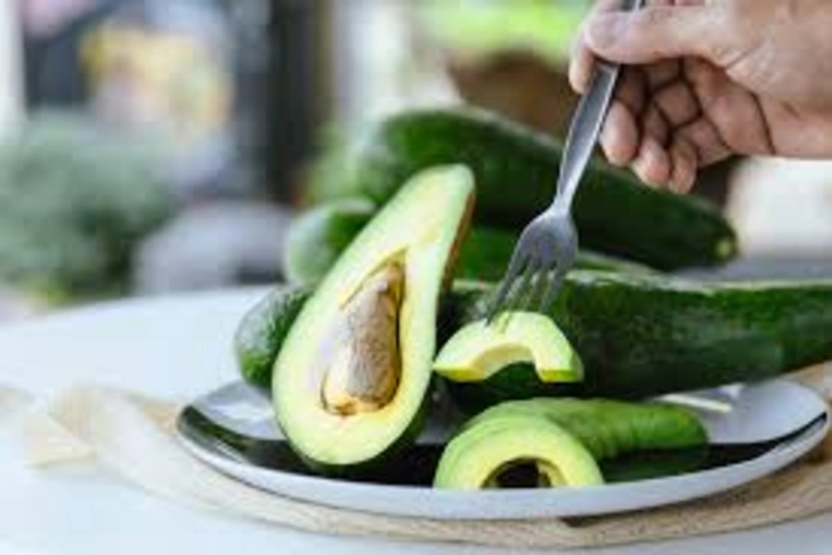 Who benefits from eating avocado in the evening? Who benefits from eating avocado in the evening?