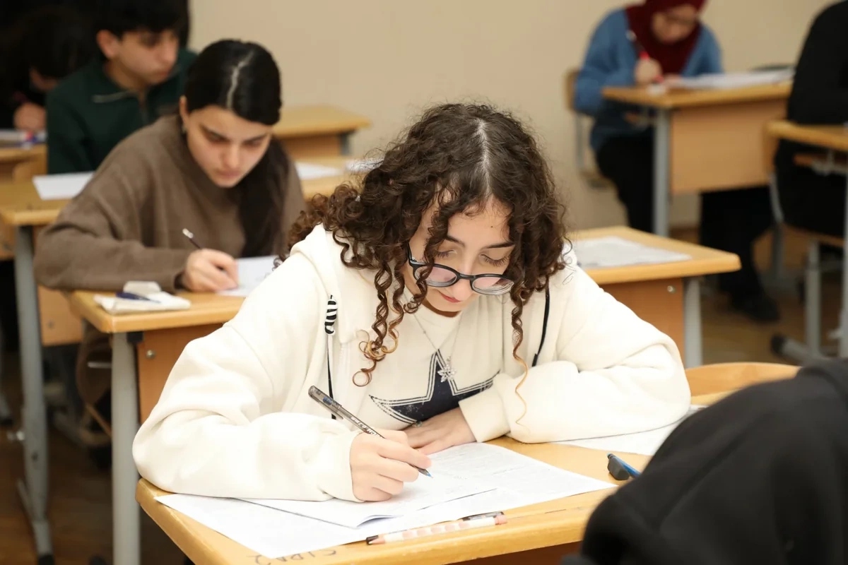 На выпускном экзамене у четырех учащихся обнаружены мобильные телефоны