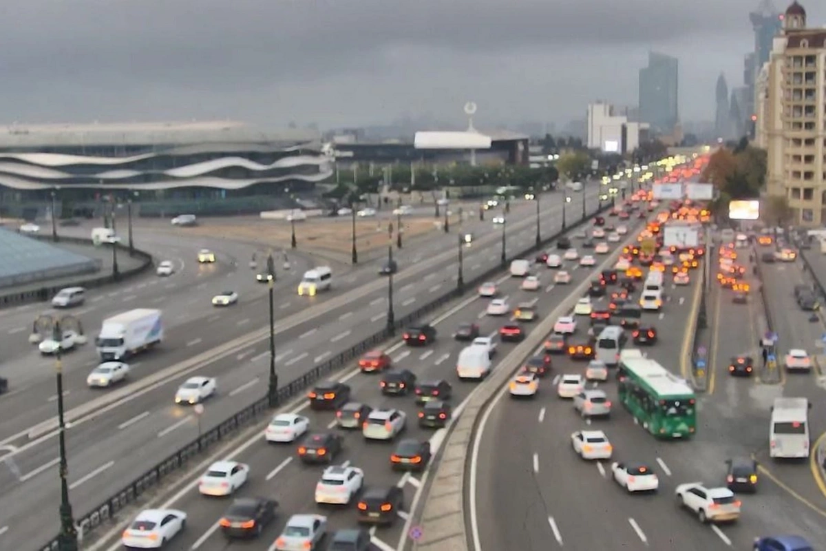 Bakının bir sıra yollarında nəqliyyatın sıxlığı yaranıb