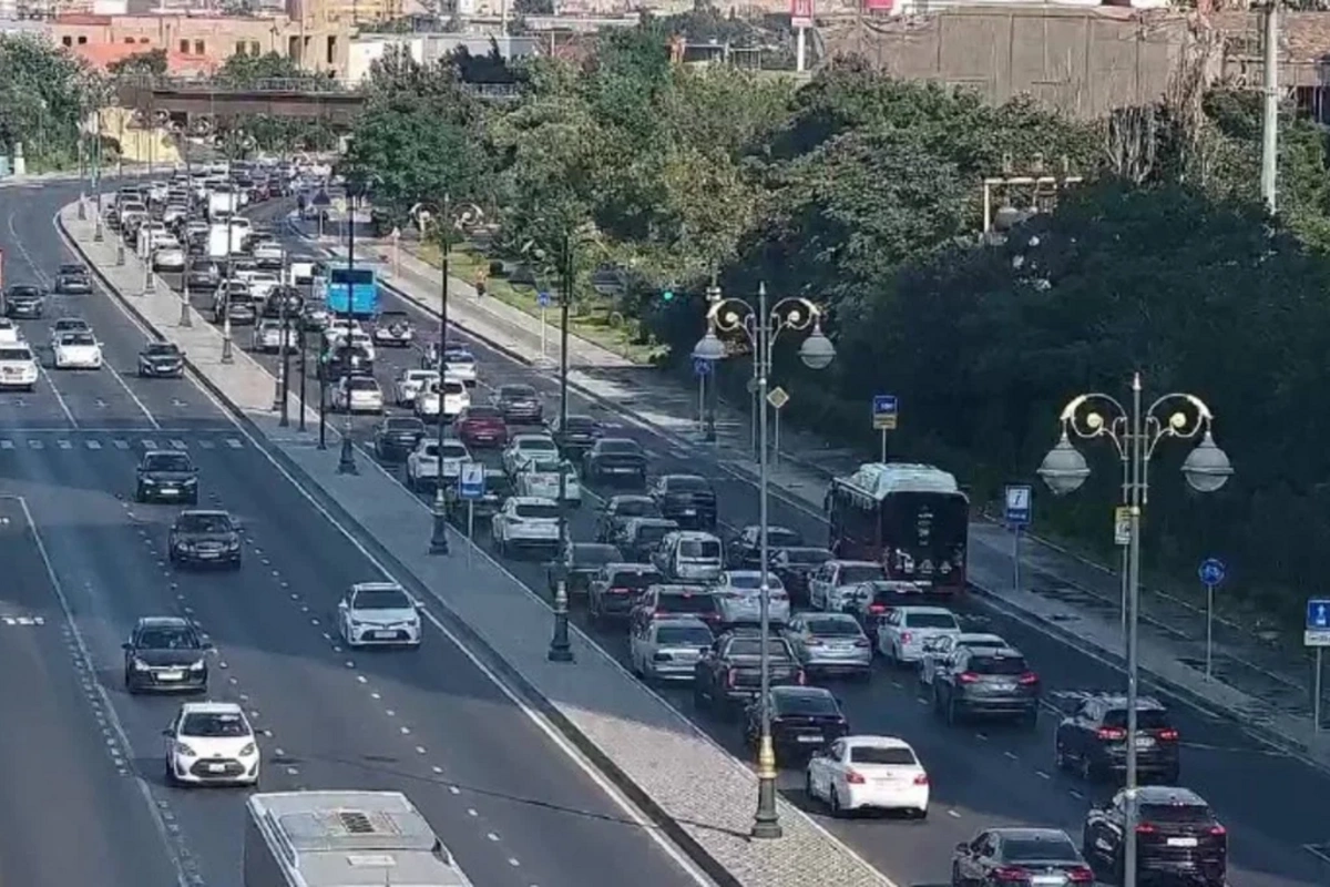 Bakının bir sıra yollarında tıxac yaranıb