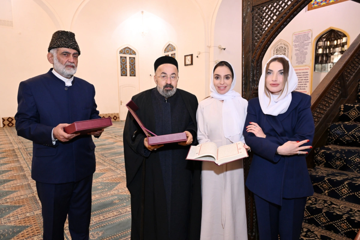 Лейла Алиева и Алена Алиева посетили мечеть Шаха Аббаса в Гяндже
