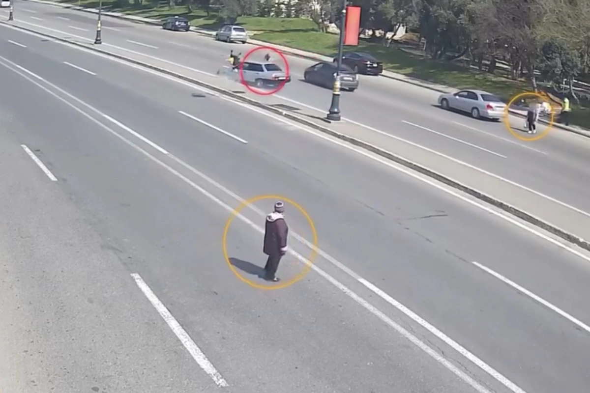 В Баку автомобиль сбил женщину с детской коляской: пострадали и младенец, и мать