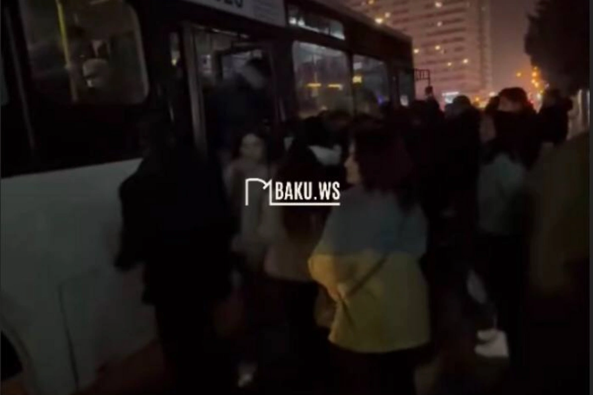 Bakıda avtobusun bir tərəfi əyildi Bakıda avtobusun bir tərəfi əyildi