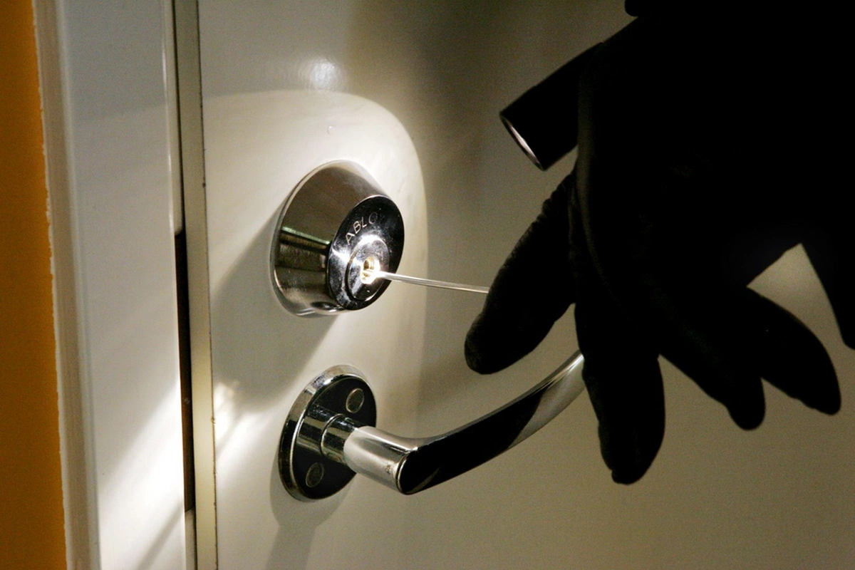 Bakıda evdən 12 min manatlıq oğurluq olub