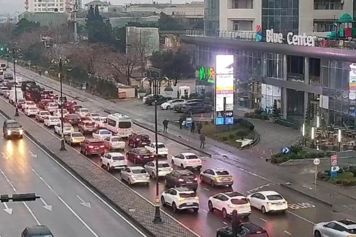 Bakının bir sıra yollarında tıxac yaranıb