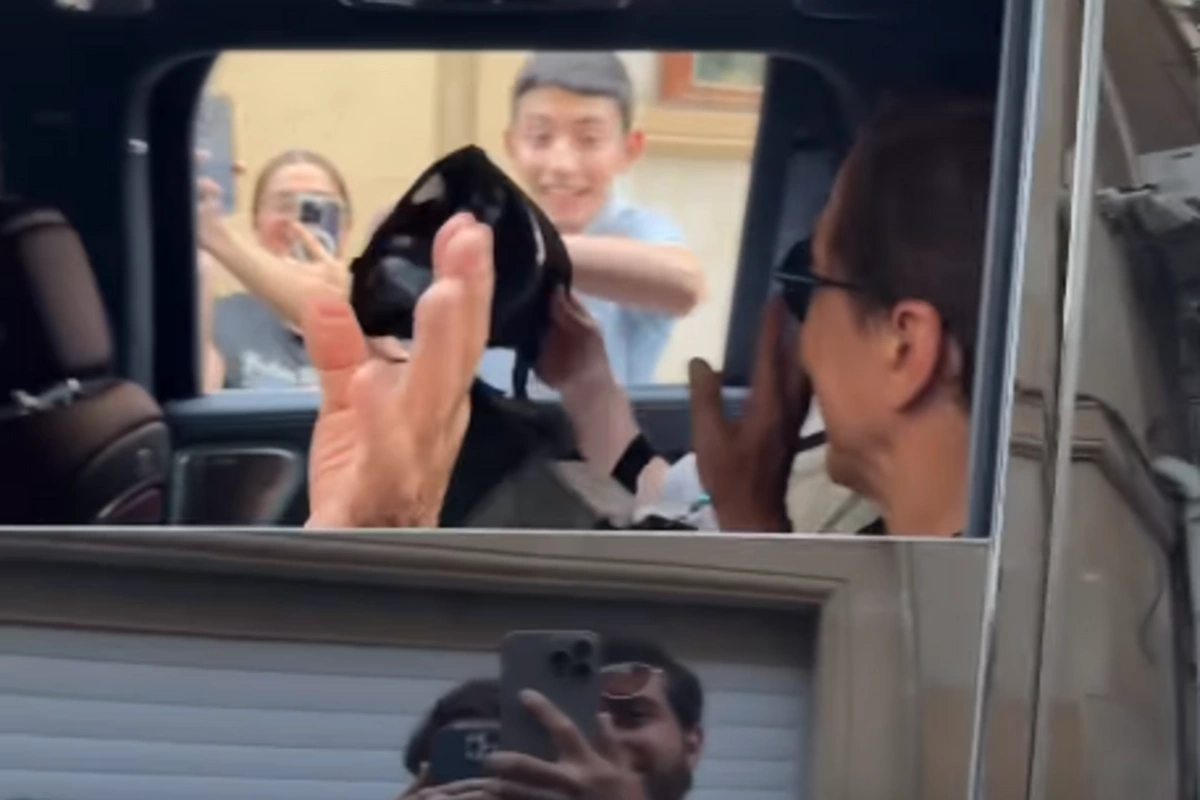 Ceki Çan Bakıda fanatlarını belə salamladı