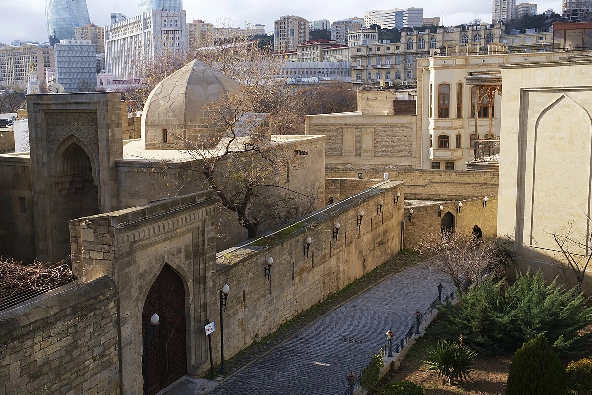 İçərişəhərdə 12 evin dam örtüyü, 28 ünvanda mənzillər təmir olunub, panduslar quraşdırılıb