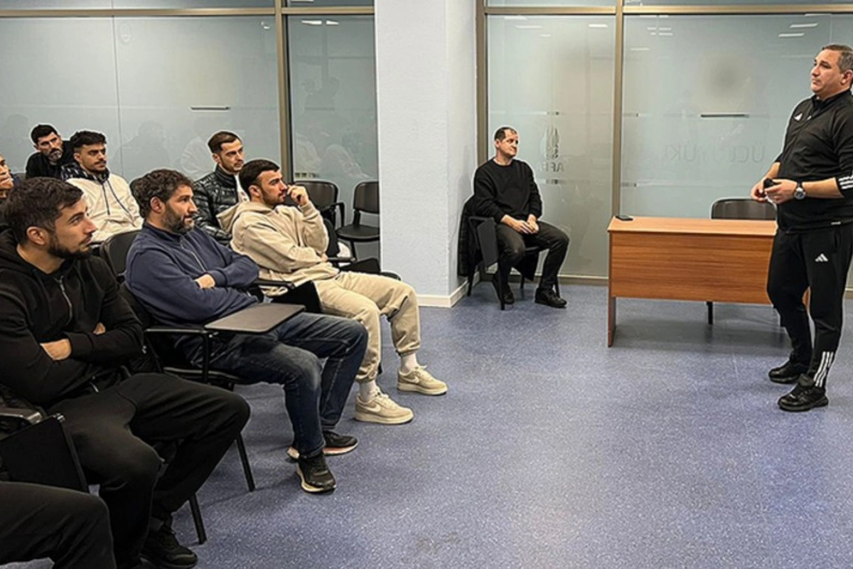 Araz-Naxçıvanın əsas komandasının məşqçi və futbolçu heyəti üçün seminar keçirilib Araz-Naxçıvanın əsas komandasının məşqçi və futbolçu heyəti üçün seminar keçirilib