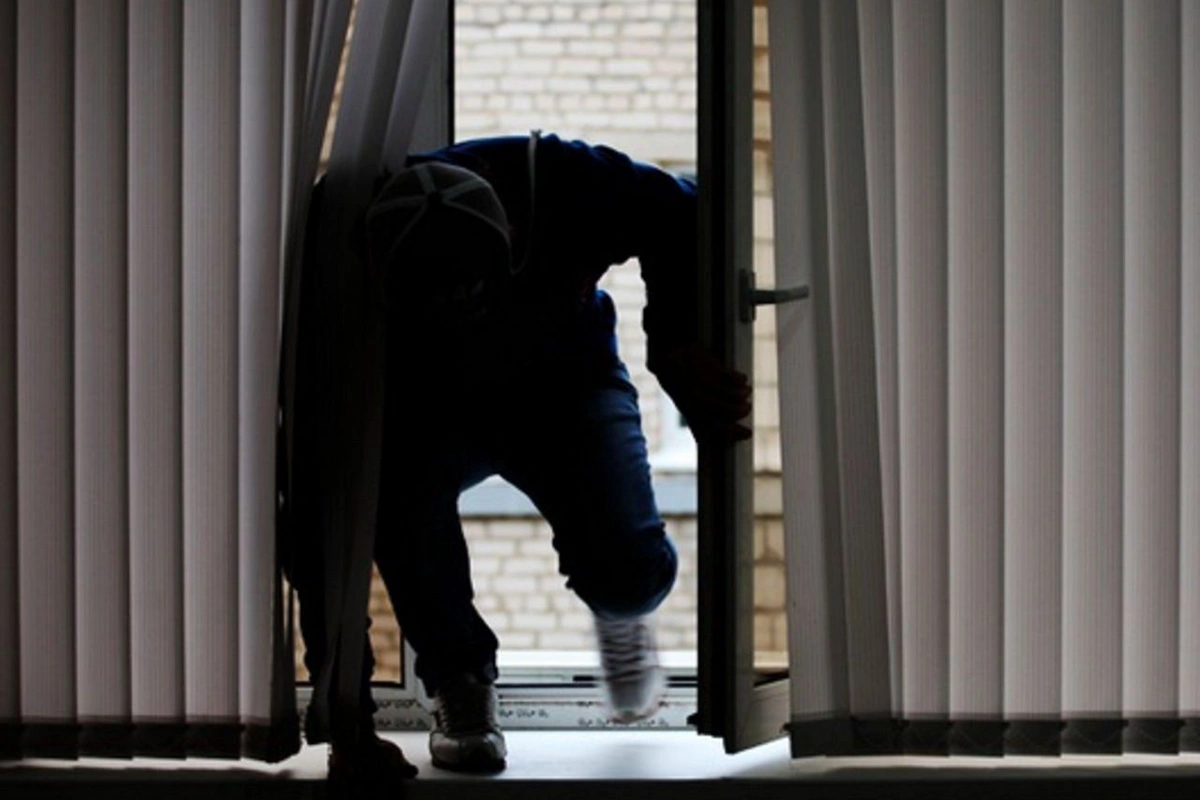 Bakıda məşhur mağazadan külli miqdarda pul oğurlandı