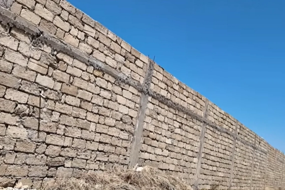 Elə davranırlar ki, sanki buralar ulu babalarından miras qalıb - Sakinlər dəniz sahilinin hasarlanmasından ŞİKAYƏTÇİDİRLƏR