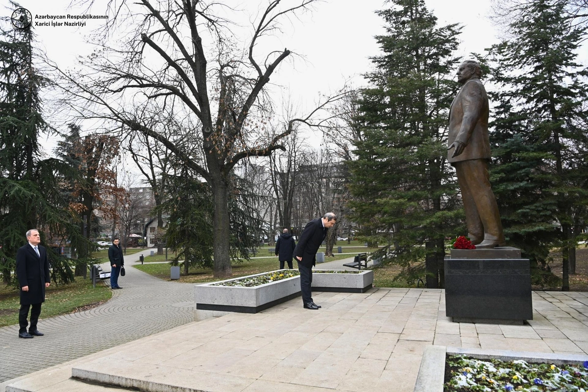 Ceyhun Bayramov Belqradda Heydər Əliyevin abidəsini ziyarət edib