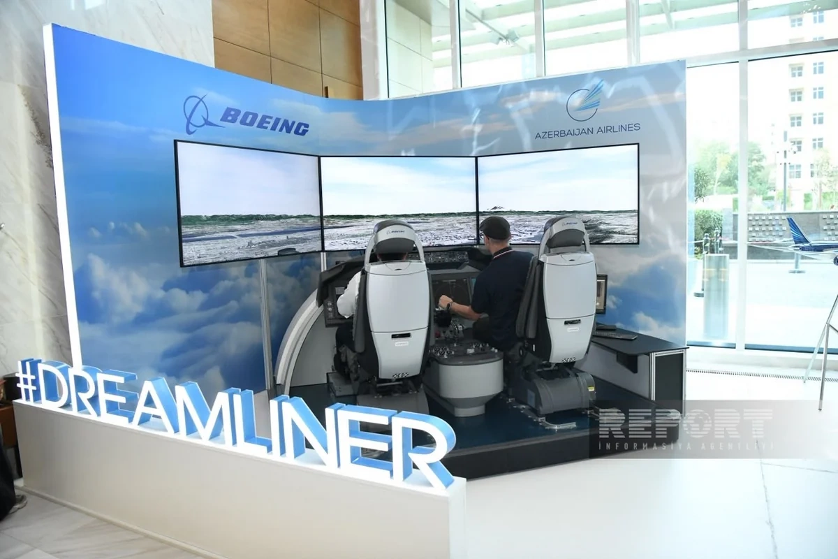 AZAL демонстрирует в Баку симулятор полета Boeing 787 Dreamliner